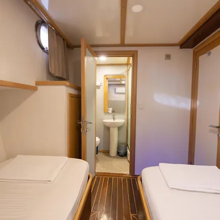 Bateau-hôtel Life Is Life