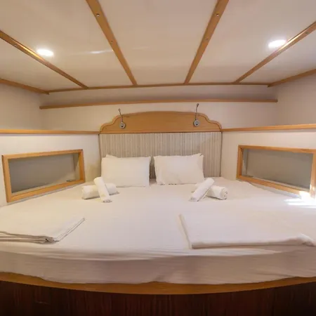 Life Is Life Bateau-hôtel *